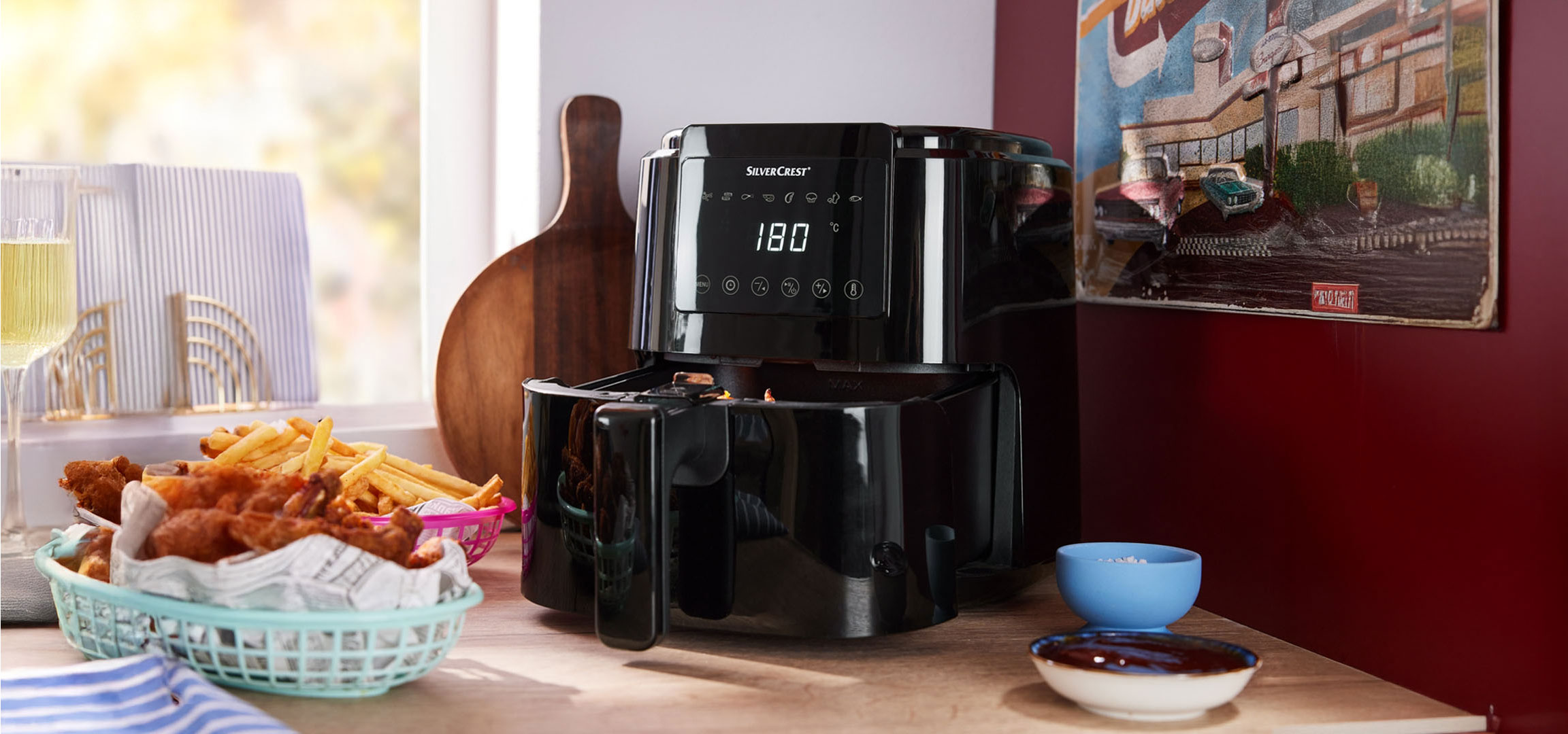 Air fryer SilverCrest, hranolky a kuřecí maso.
