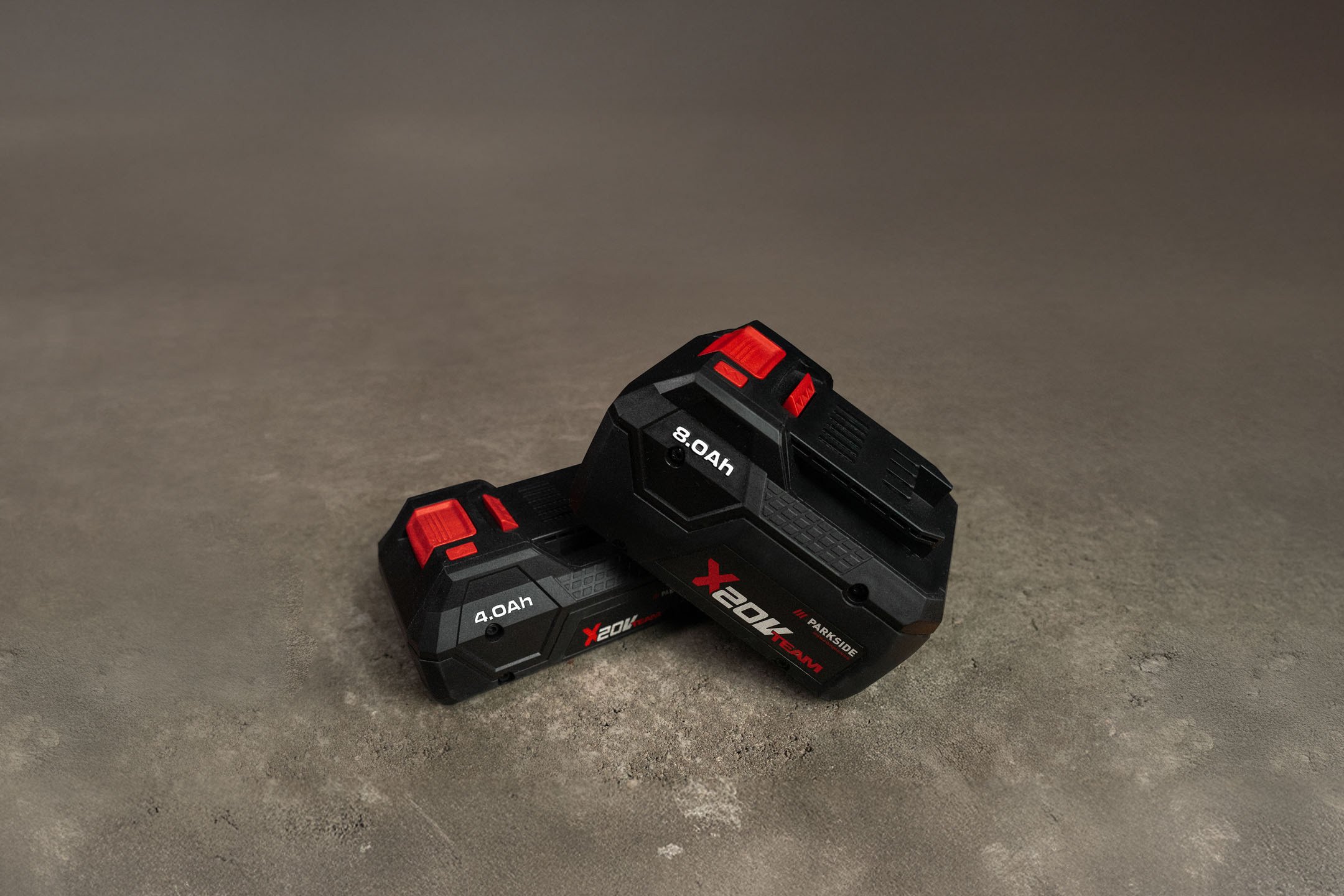 Dvě baterie Parkside X 20V Team, jedna 4.0Ah a jedna 8.0Ah, na šedém pozadí.