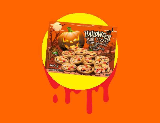 Balení halloweenských mini pizz s klobásou a černou omáčkou na oranžovém pozadí.