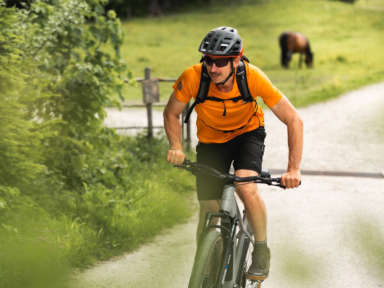 Elektrokolo a cyklistické vybavení venku.