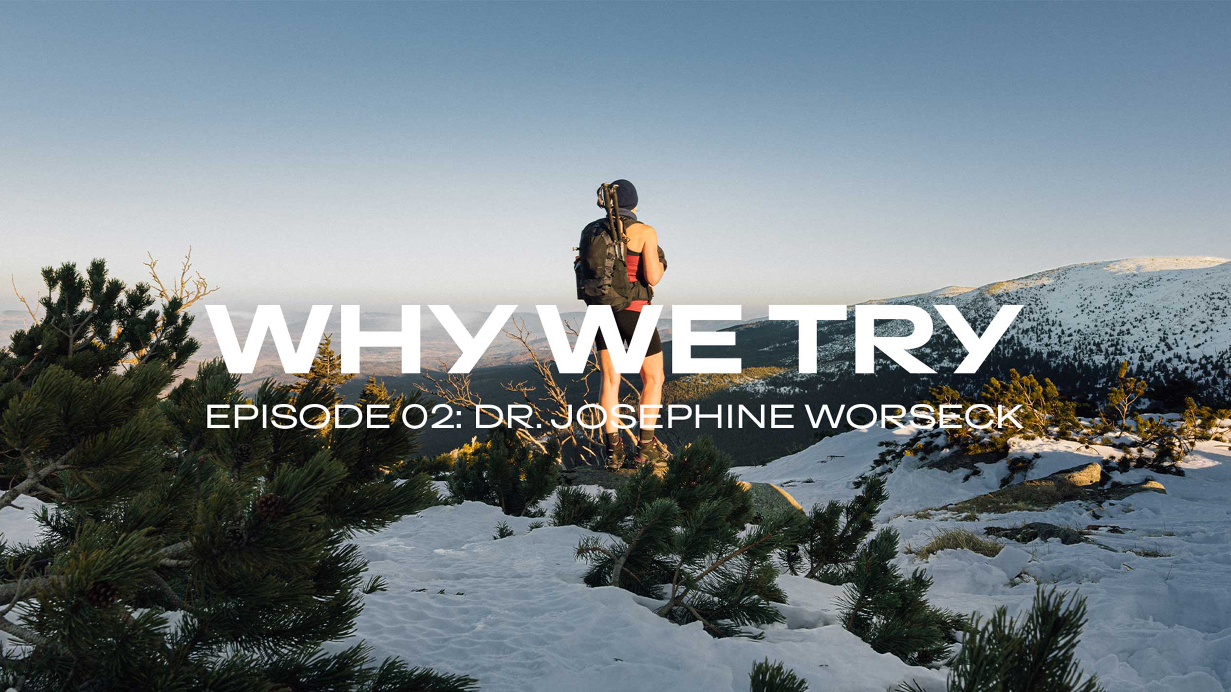 Turista na zasněžené hoře, text: „WHY WE TRY, EPIZODA 02: DR. JOSEPHINE WORSECK“