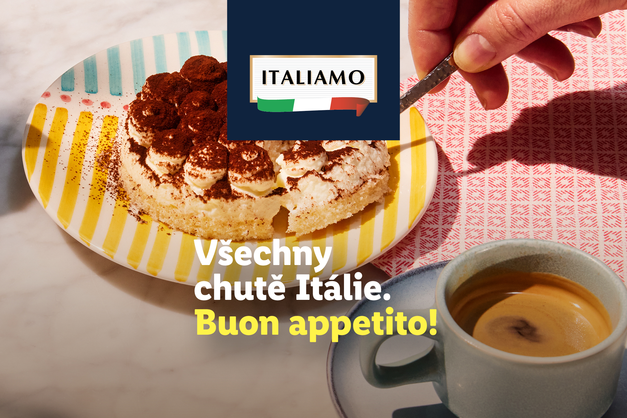 Tiramisu na pruhovaném talíři s kávou a textem: Všechny chutě Itálie. Buon appetito!