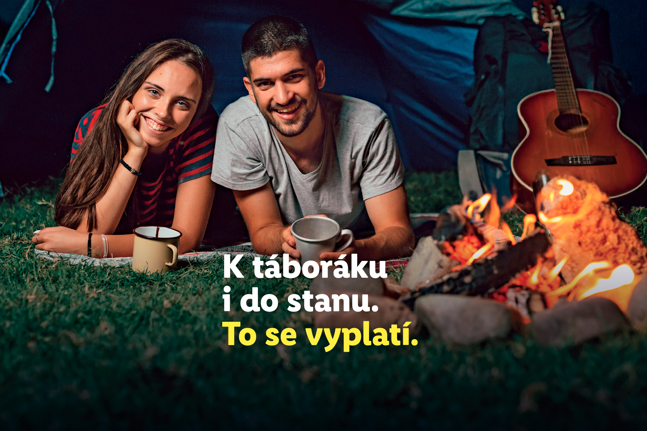 Pár u táboráku s kempingovým vybavením. 'K táboráku i do stanu. To se vyplatí.'