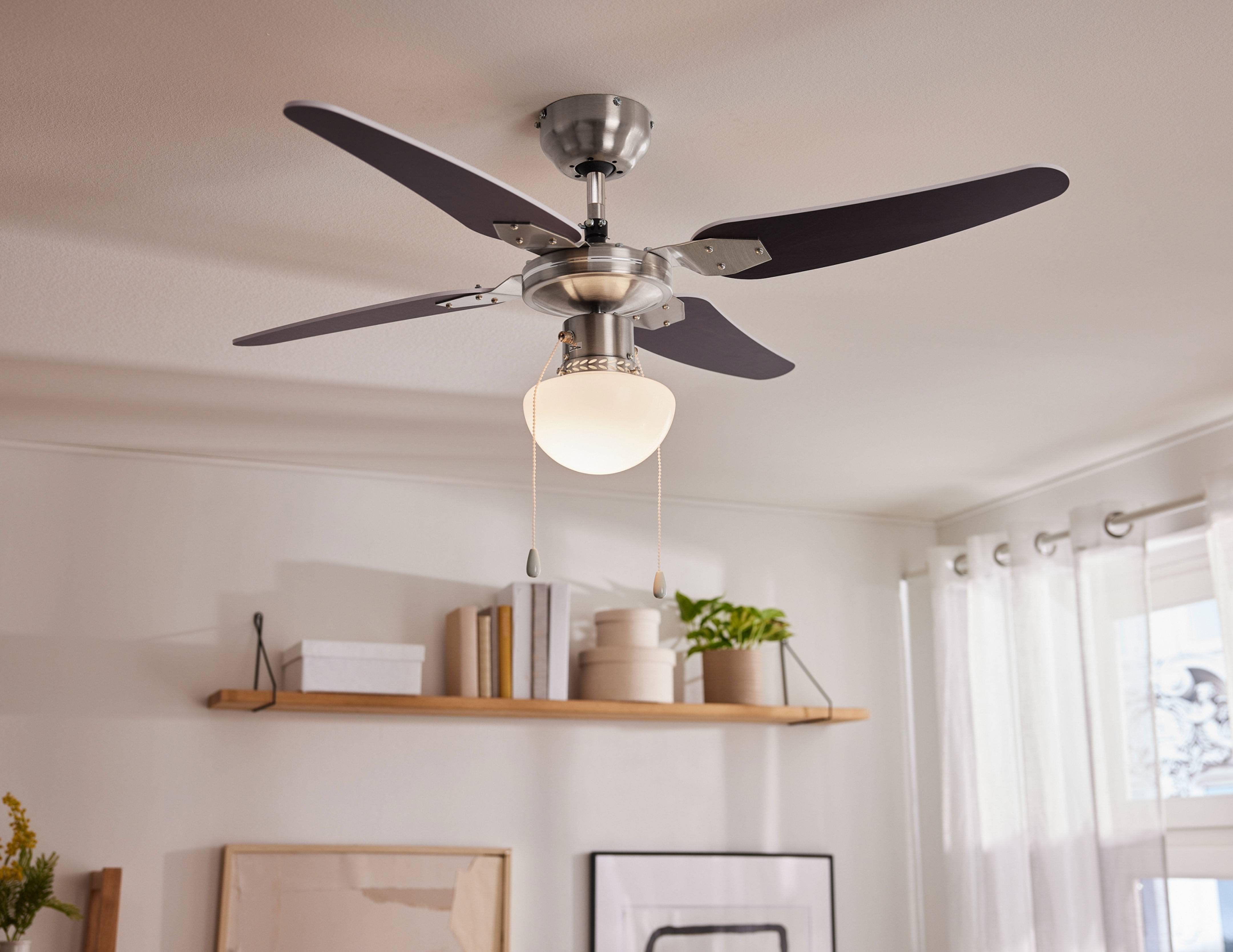 Stropní ventilátor se světlem v moderním obývacím pokoji s policí a oknem.