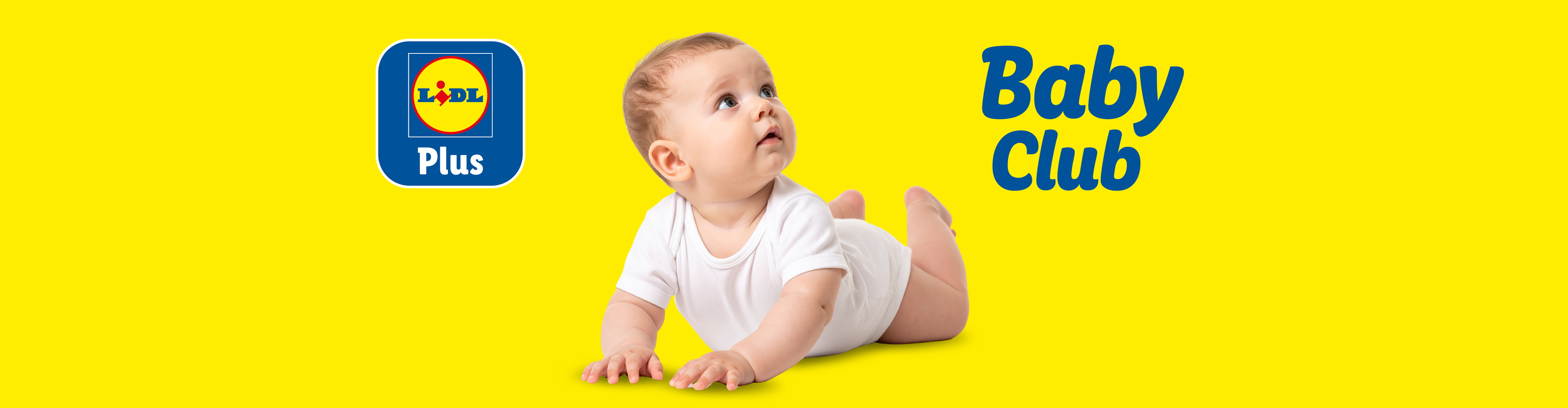Roztomilé miminko ležící na bříšku s textem „Baby Club“ a logem „Plus“.