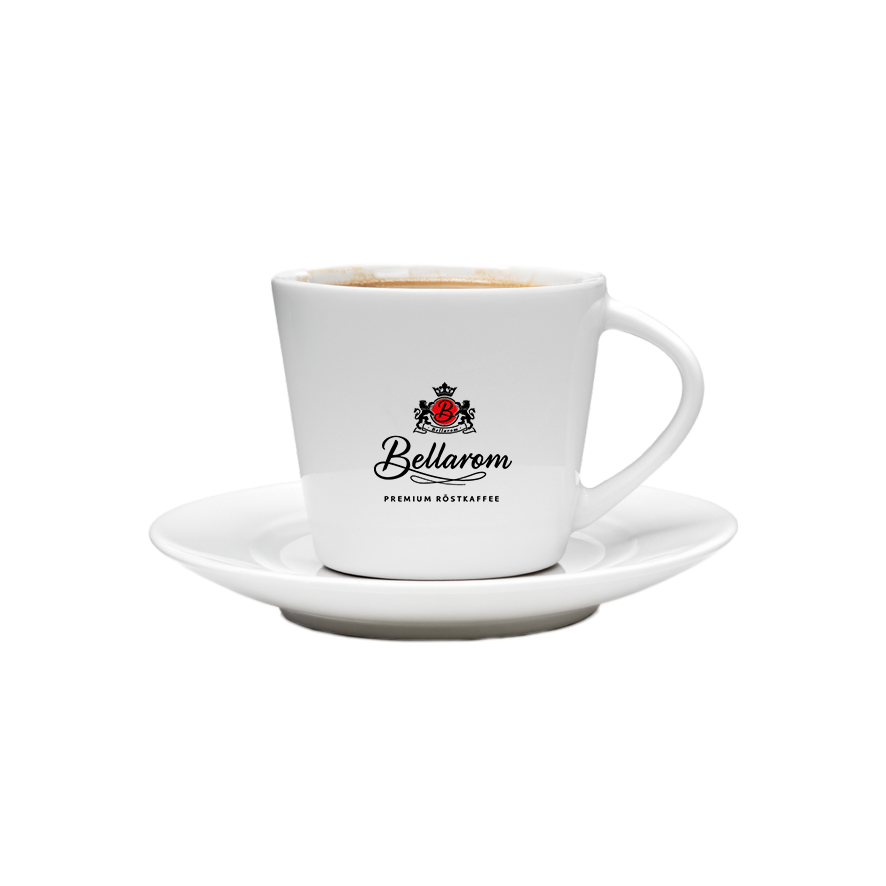 Bílý šálek s podšálkem plný kávy s logem a nápisem „PREMIUM RÖSTKAFFEE“.