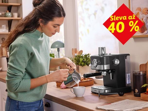 Žena nalévá mléko do kávy z kávovaru, sleva až 40 %.