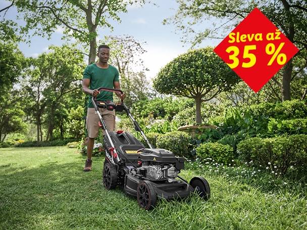 Muž seka trávu se sekačkou na trávu, sleva až 35 %.