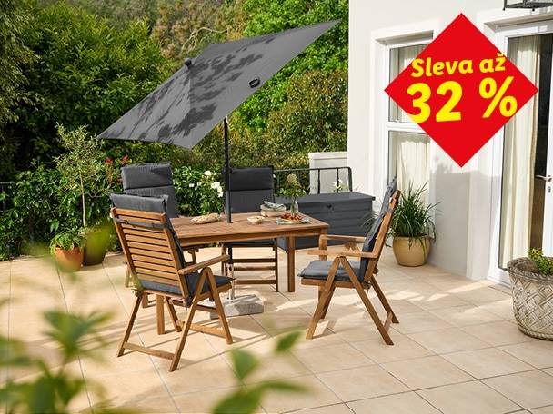 Dřevěný zahradní nábytek s deštníkem na terase, sleva až 32 %.