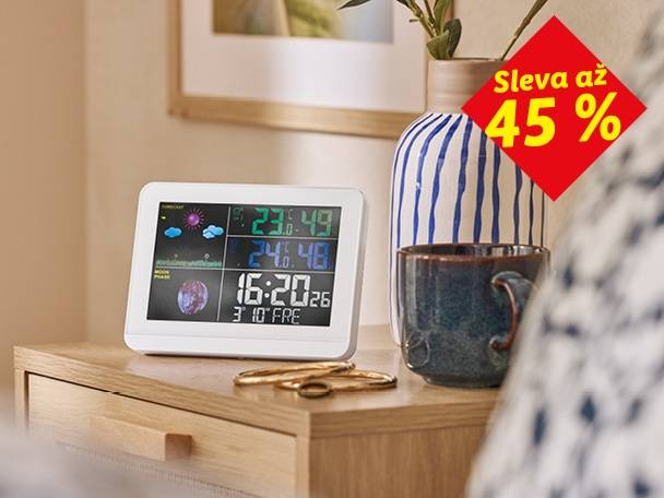Digitální meteostanice na nočním stolku s hrnkem a vázou, sleva až 45 %.