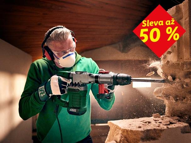 Muž s příklepovou vrtačkou bourá zeď, sleva až 50 %.