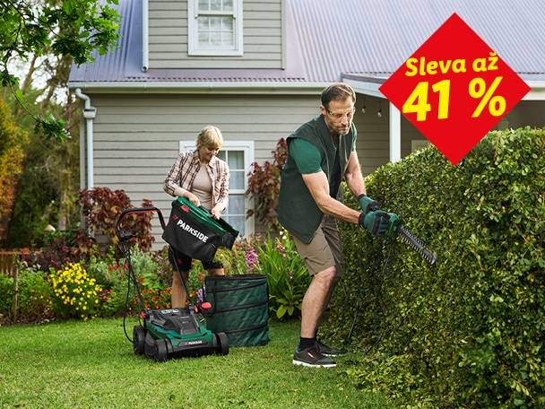 Muž stříhá živý plot, žena vyprazdňuje sekačku na trávu, sleva 41 %.