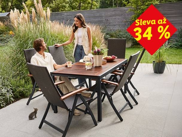 Pár sedí u zahradního stolu se židlemi na terase. Sleva až 34 %.