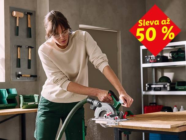 Žena řeže dřevo kotoučovou pilou, v pozadí nářadí a sleva až 50 %.