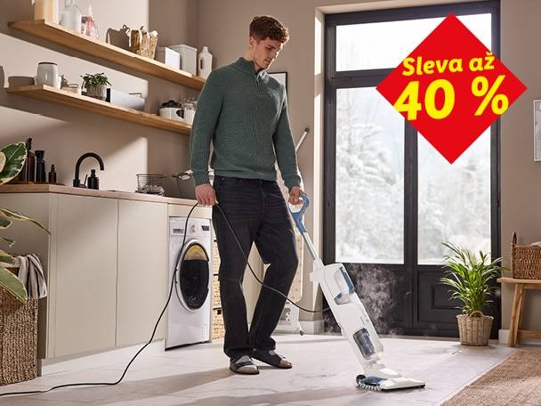 Muž vytírá podlahu parním mopem v kuchyni s 40% slevou.