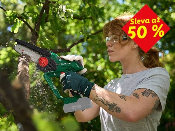 Žena prořezává strom malou řetězovou pilou, s červeným štítkem „Sleva až 50 %“.