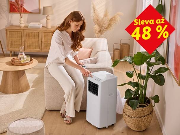 Žena ovládá přenosnou klimatizaci v obývacím pokoji, sleva až 48 %.