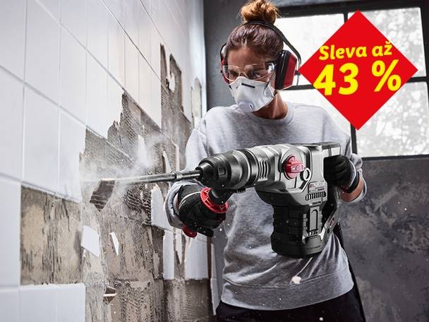 Žena s příklepovou vrtačkou odstraňuje dlaždice, sleva až 43 %.