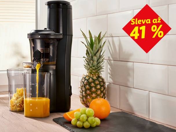 Černý odšťavňovač připravuje pomerančový džus, vedle ananas, hrozny a pomeranč. Sleva až 41 %.
