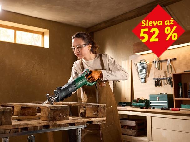 Žena v dílně řeže dřevo, sleva až 52 %.
