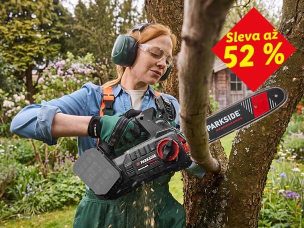 Žena s motorovou pilou prořezává strom, sleva až 52 %.