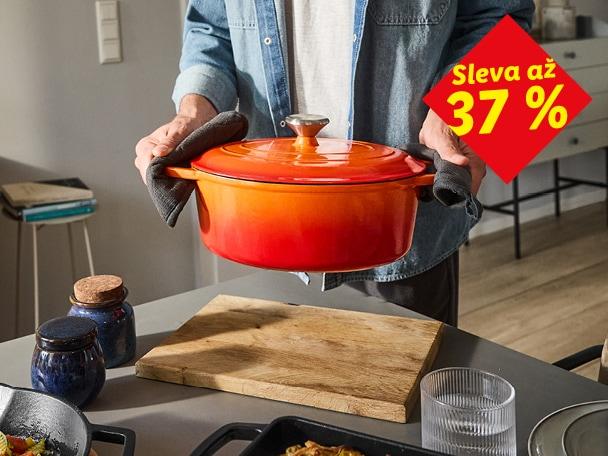 Muž držící litinový hrnec nad dřevěným prkénkem s nápisem Sleva až 37 %
