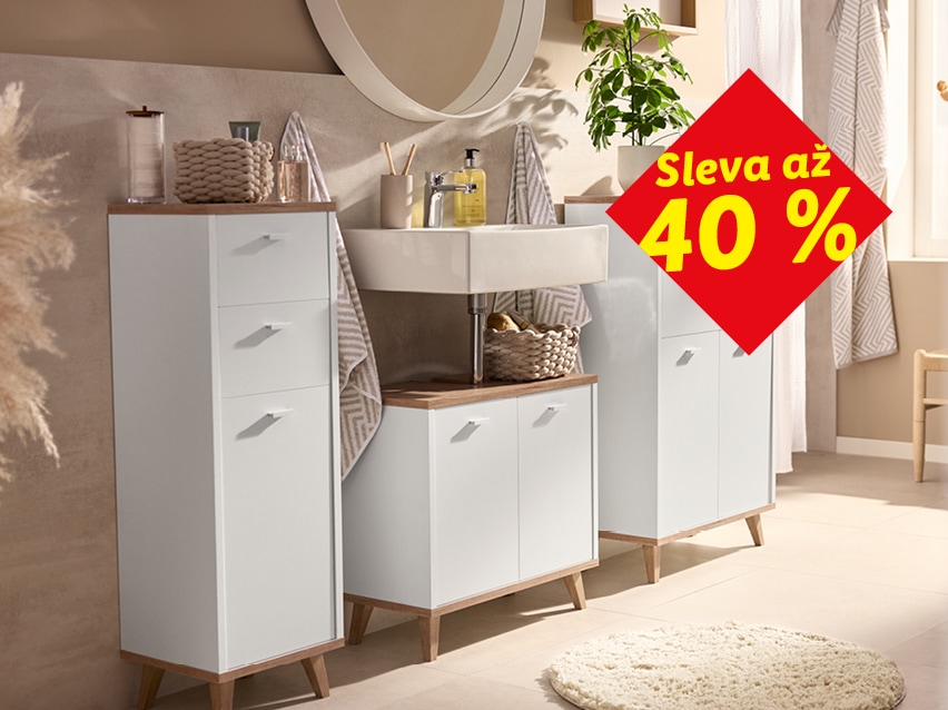 Bílá koupelnová sestava s dřevěnými detaily a červenou cedulí Sleva až 40 %.