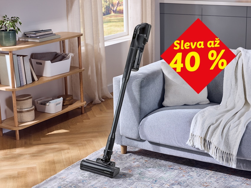 Akumulátorový vysavač v obývacím pokoji s upoutávkou na slevu až 40 %