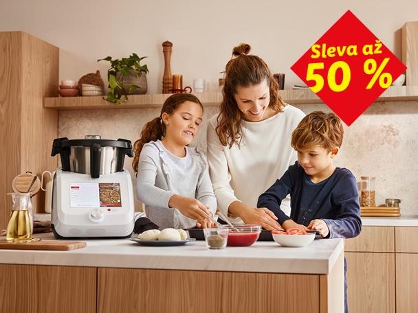Rodina v kuchyni s kuchyňským robotem Monsieur Cuisine, Sleva až 50 %.