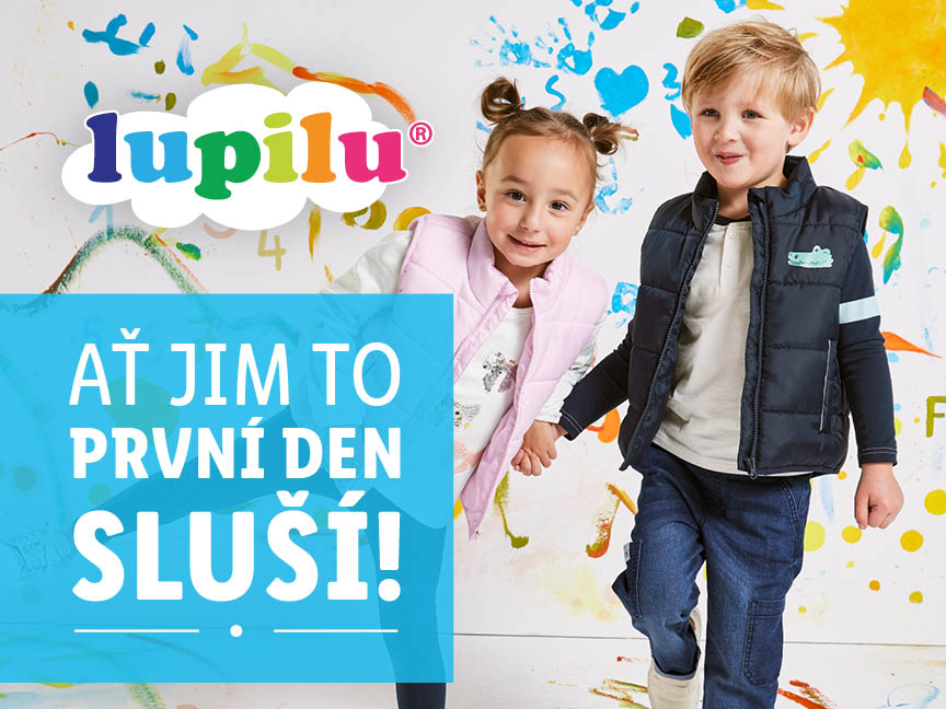 Dvě děti v oblečení Lupilu, dívka v růžové vestě a chlapec v tmavě modré vestě, drží se za ruce.