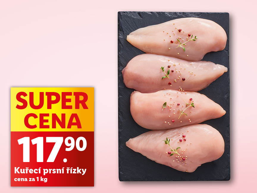 Kuřecí prsíčka na černé desce s cenovkou 117,90 Kč/kg.