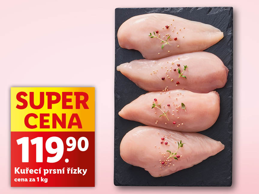 Kuřecí prsní řízky na černé desce s cenou 119,90 Kč za 1 kg.