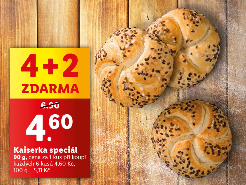 Kaiserky na dřevěném stole s reklamou na akci 4+2 zdarma.
