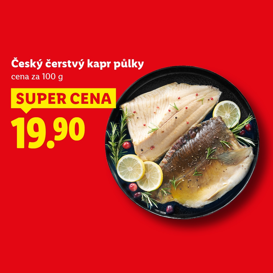 Český čerstvý kapr půlky za 19.90 Kč, s citronem a rozmarýnem na talíři.