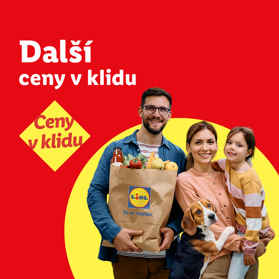 Rodina s nákupní taškou plnou potravin a psem, s textem „Další ceny v klidu“.