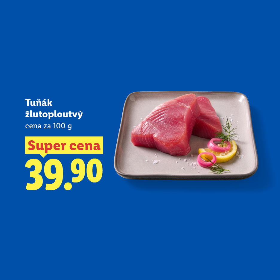 Žlutoploutvý tuňák na talíři s citronem a cibulí, cena 39.90 za 100g.