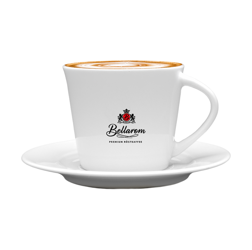 Bílý šálek s podšálkem plný kávy s latte artem, s nápisem „PREMIUM RÖSTKAFFEE“.