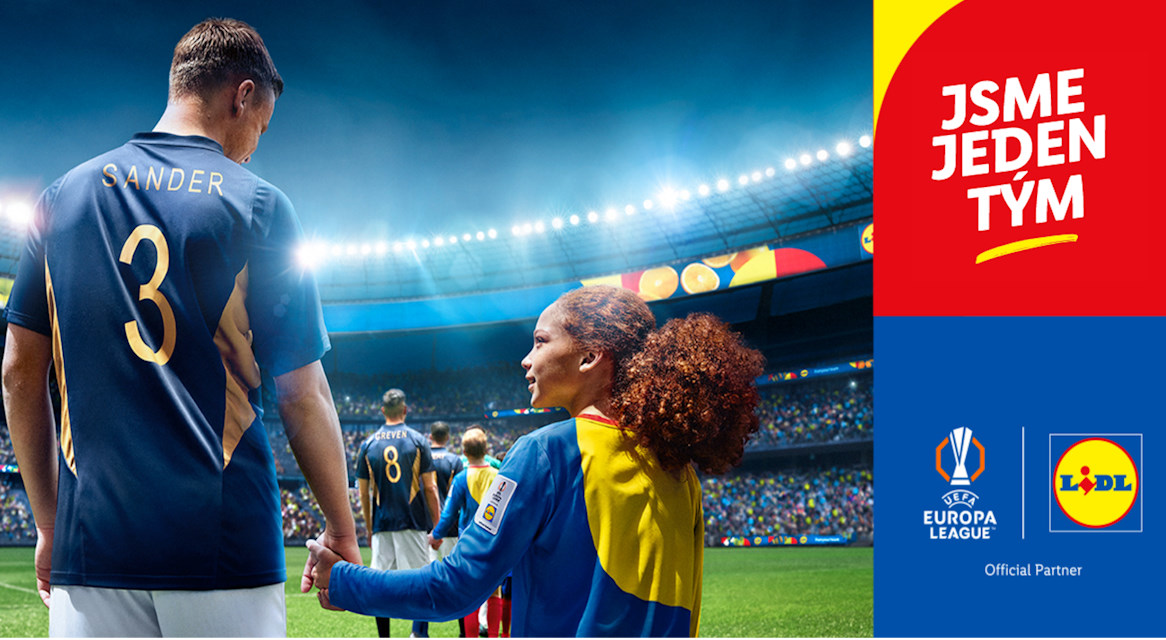 Fotbalista a dítě se drží za ruce na stadionu. Lidl, Evropská liga.