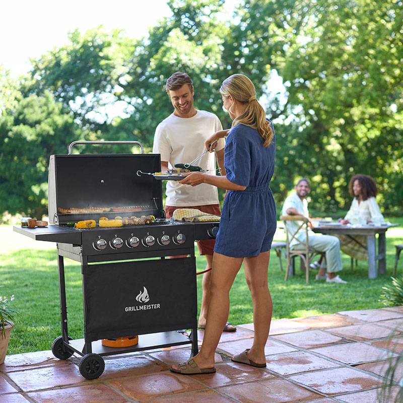 GrillMeister gril s 6 hořáky, venku.