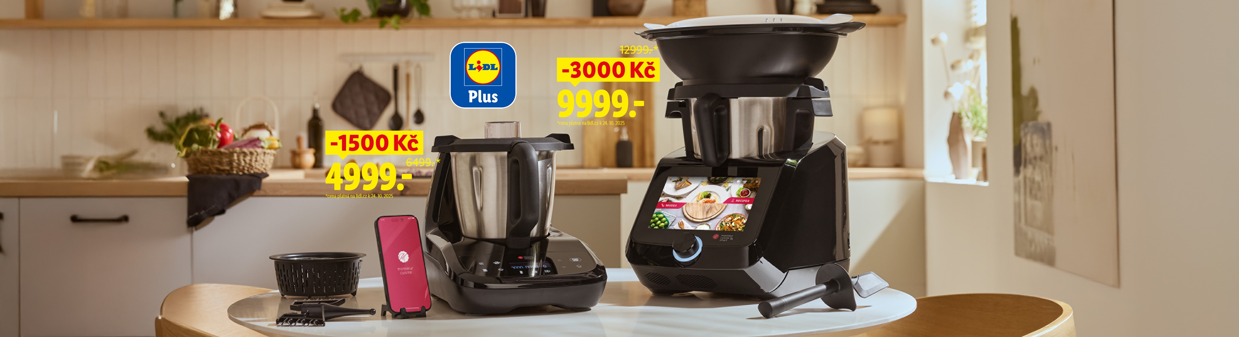Dva kuchyňské roboty s dotykovými displeji a příslušenstvím, s cenovkami a slevami.