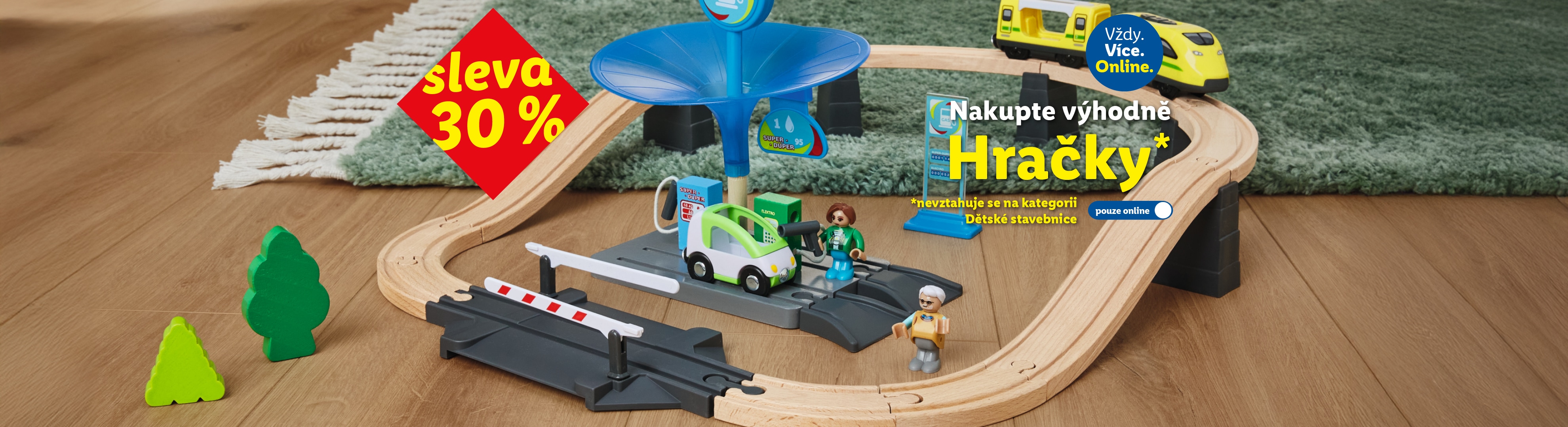 Dřevěná vláčkodráha s nádražím, autíčkem a figurkami, s nápisem 'sleva 30%' a 'Nakupte výhodně Hračky'.