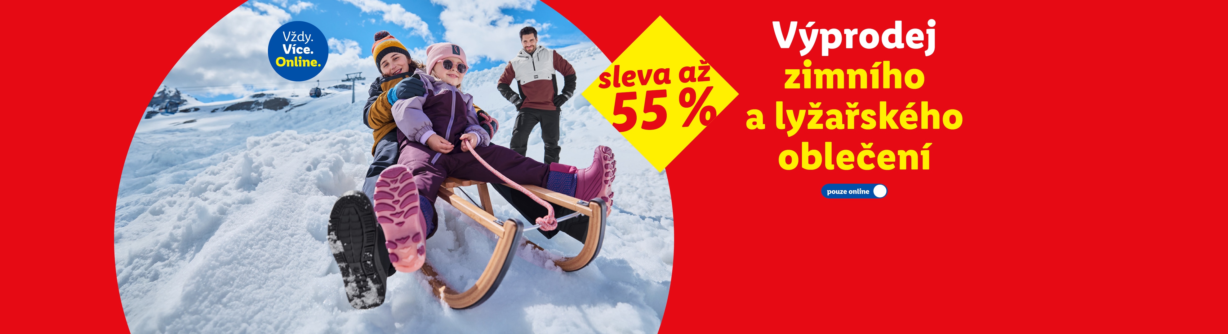 Děti na sáňkách a dospělý na zasněženém svahu. Výprodej zimního a lyžařského oblečení se slevou až 55 %.