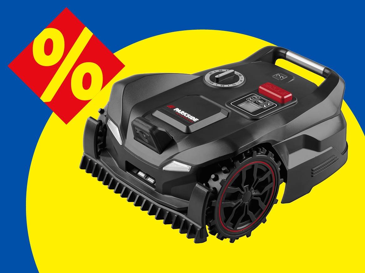 Robotická sekačka na trávu s červeným symbolem procenta na modro-žlutém pozadí.