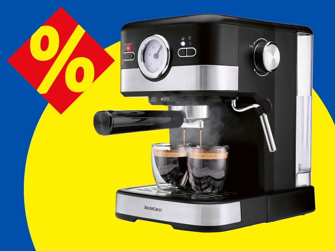 Espresso kávovar připravující kávu do dvou sklenic, s červeným symbolem procent.