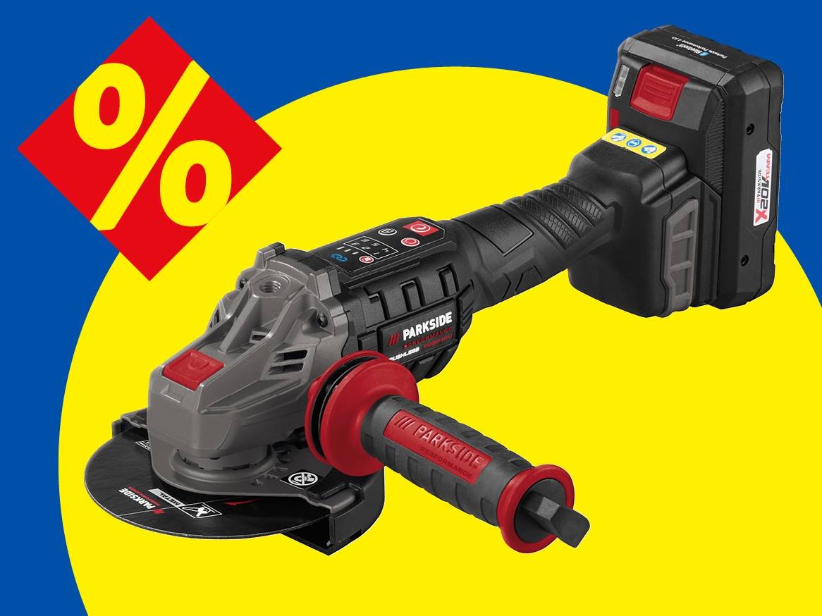 Akumulátorová úhlová bruska s baterií a přídavnou rukojetí na žluto-modrém pozadí s procenty.