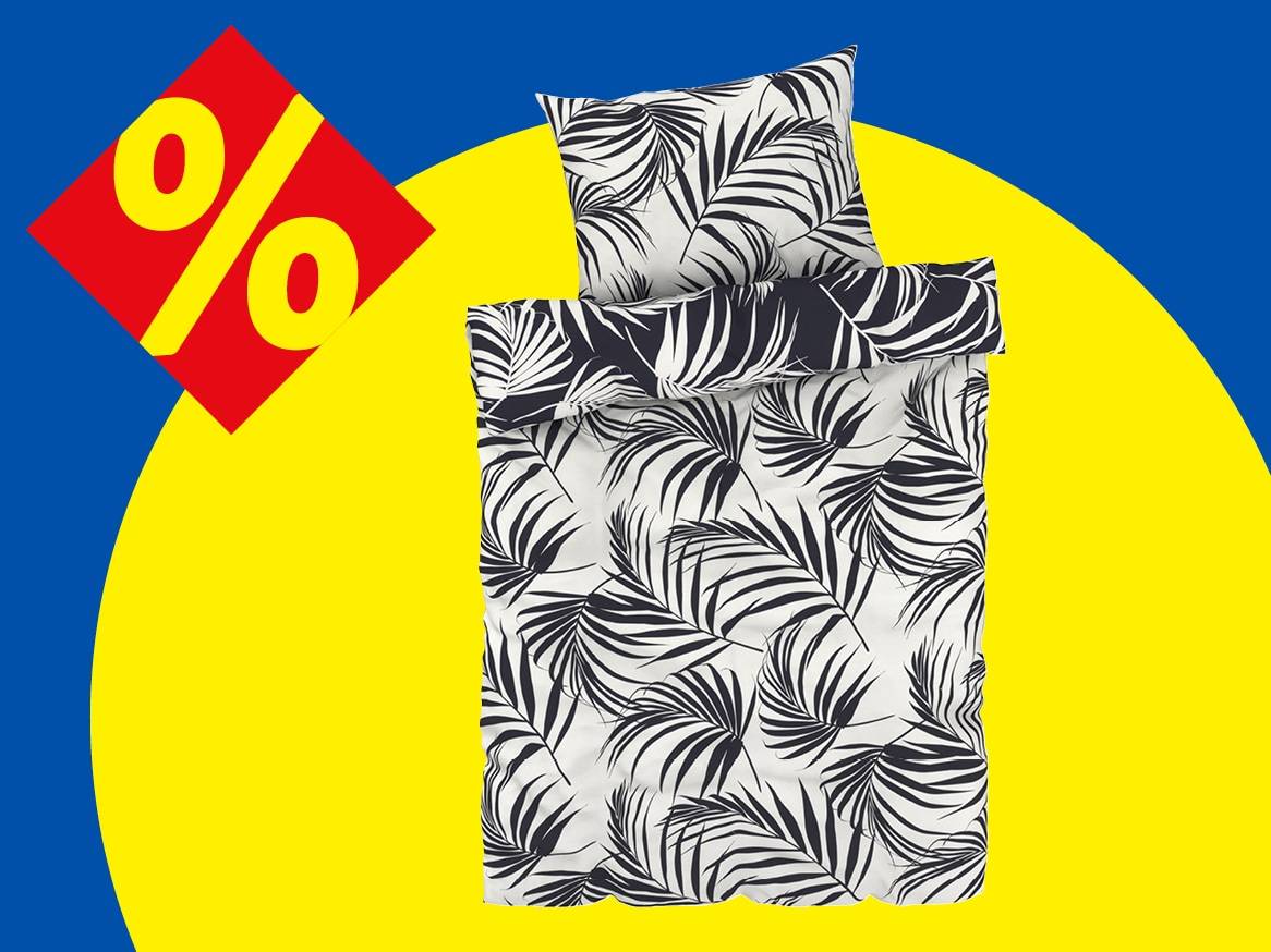 Povlečení s motivem palmových listů na modro-žlutém pozadí s červeným symbolem procent.