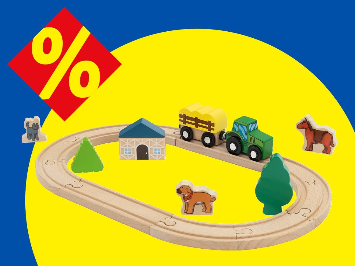 Dřevěná farma s vláčkem, zvířaty a domkem na žlutém pozadí s červeným symbolem procent.