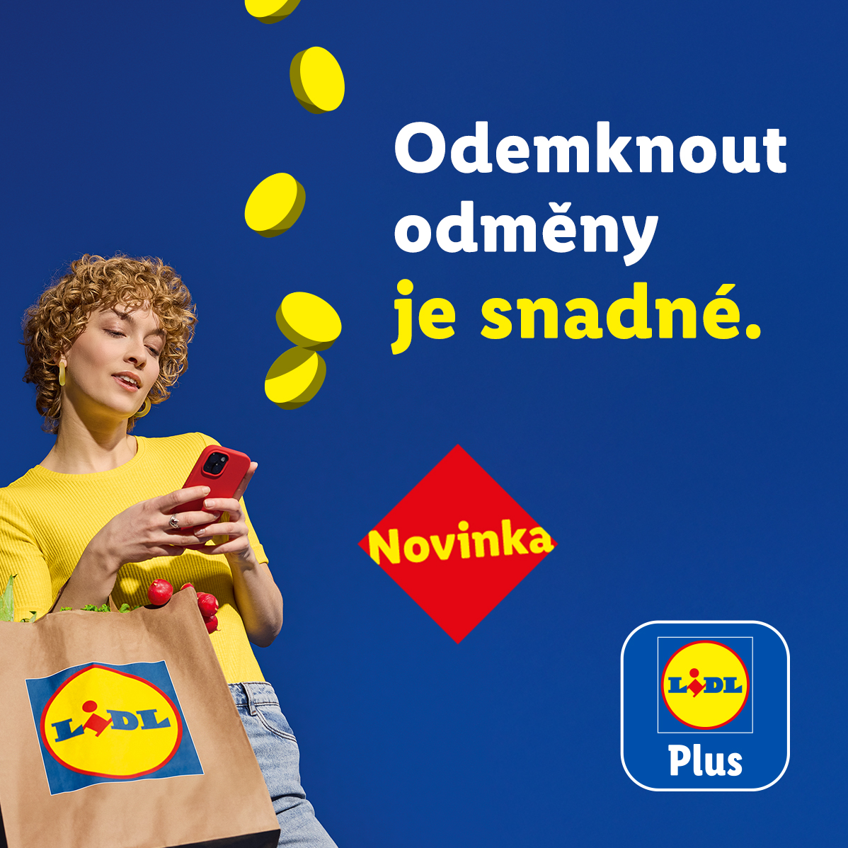 Žena s nákupní taškou a telefonem, kolem níž se vznášejí mince. Text: „Odemknout odměny je snadné. Novinka.“