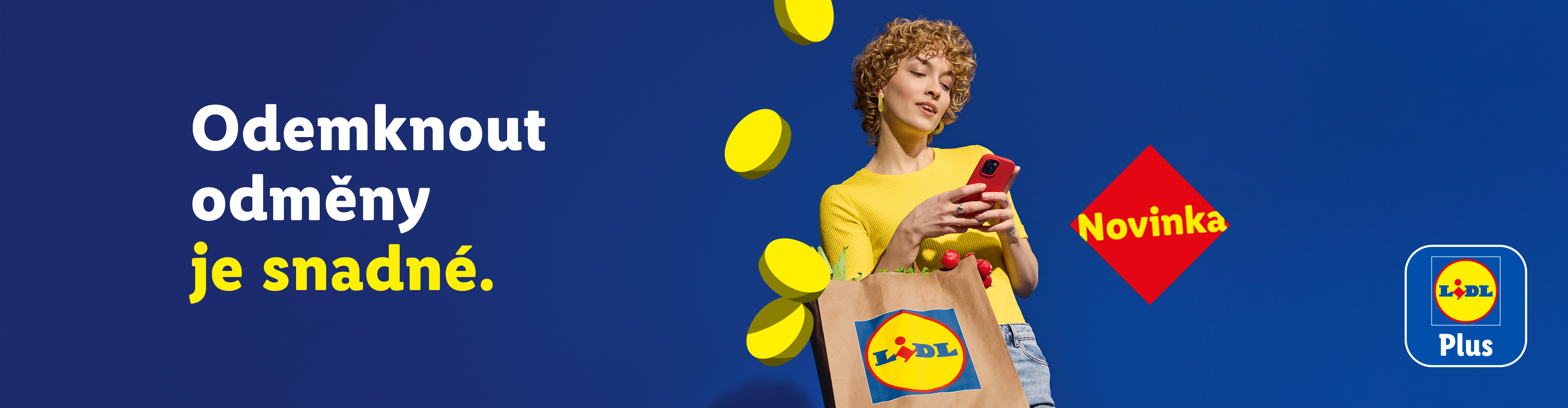 Žena s nákupní taškou a telefonem, kolem níž se vznášejí mince. Text: „Odemknout odměny je snadné. Novinka.“