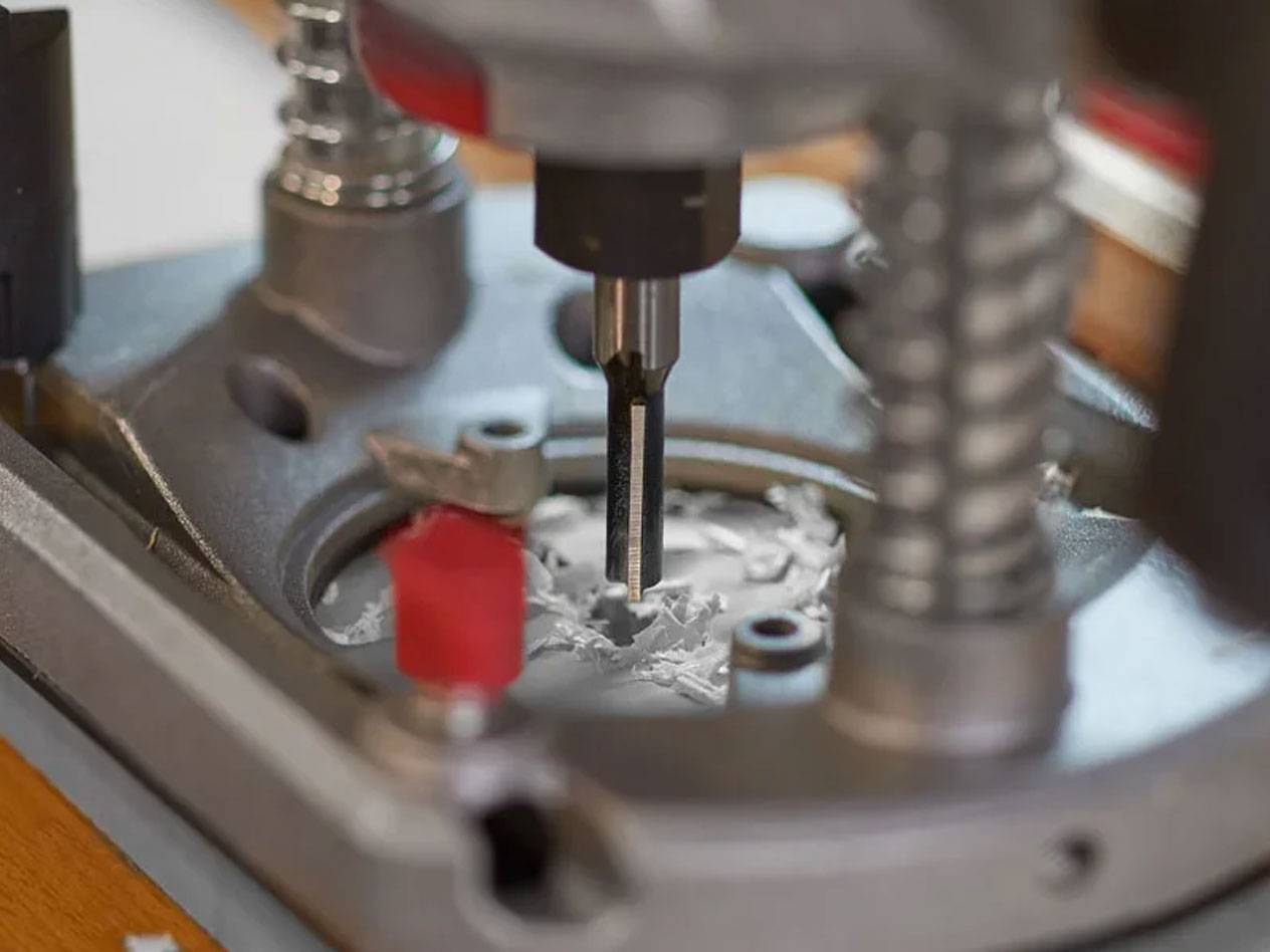 Fréza a frézovací hlava v provozu.